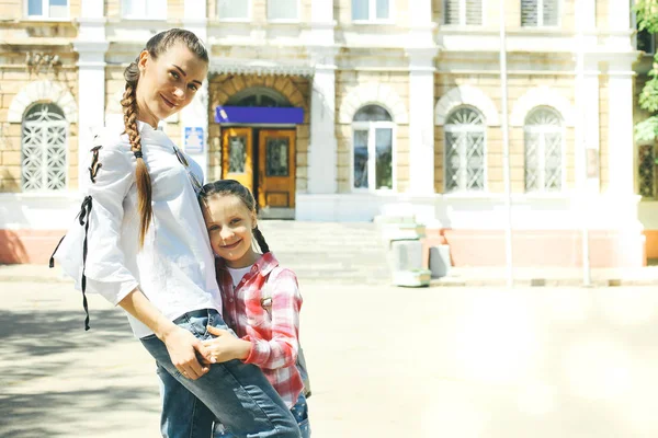 Una Madre Con Una Hija Pequeña Está Cerca Escuela Copiar — Foto de Stock