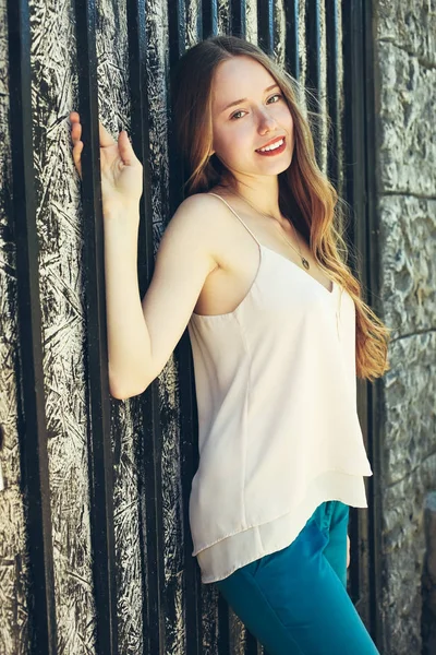 Krásná Dívka Módní Klasické Barvy Pozadí Stěny — Stock fotografie