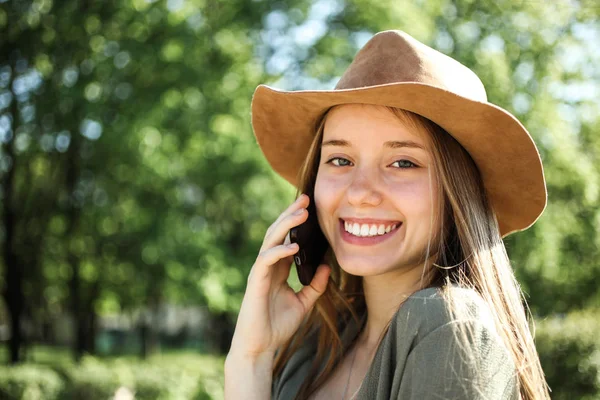 Hermosa Chica Sonriendo Con Teléfono Inteligente Fondo Del Parque — Foto de Stock