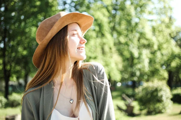 Menina Bonita Sorrindo Chapéu Fundo Parque — Fotografia de Stock