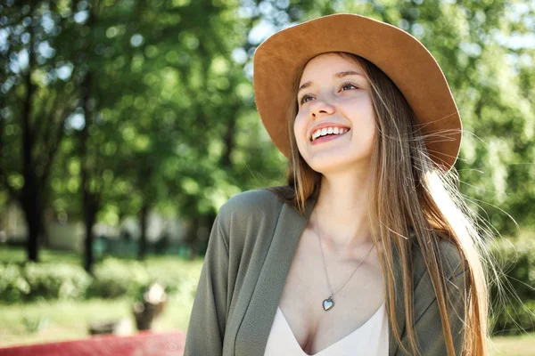 Hermosa Chica Sonriendo Sombrero Fondo Del Parque — Foto de Stock