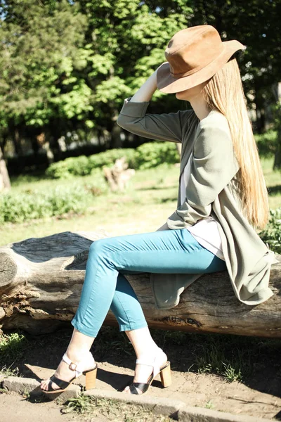 Hermosa Chica Con Sombrero Marrón Sienta Banco Madera Parque — Foto de Stock