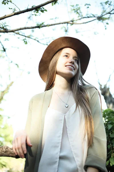 Hermosa Chica Con Estilo Sombrero Marrón Contra Cielo — Foto de Stock