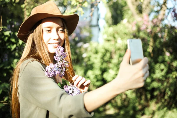 Egy Gyönyörű Lány Csinál Selfie Egy Barna Kalap Egy Ágacska — Stock Fotó