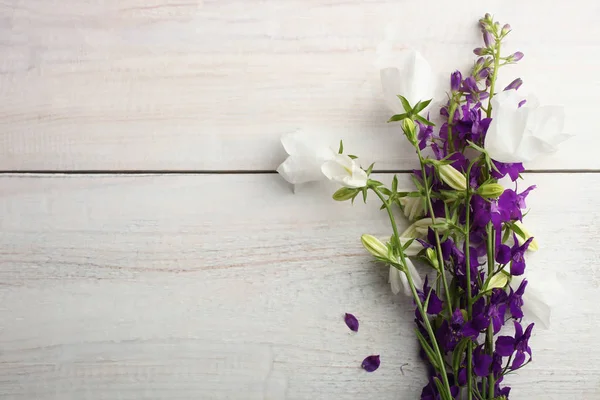Szép Csokor Fehér Lila Virágok Harangok Fából Készült Háttér Felülnézet — Stock Fotó