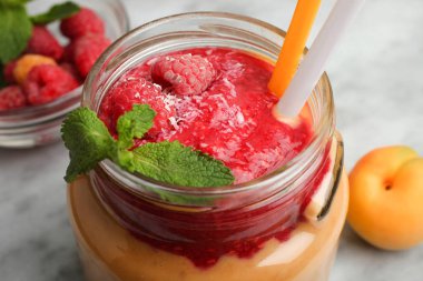 Ahududu mermer bir zemin üzerine cam kavanozda ile kayısı güler yüzlü.