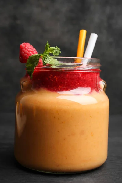 Smoothie Abricot Aux Framboises Menthe Dans Bocal Verre Sur Fond — Photo