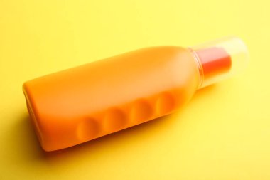 Koruyucu güneş sarı bir arka plan üzerinde krem. Kopya alanı.