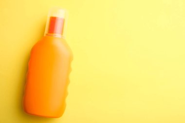 Koruyucu güneş sarı bir arka plan üzerinde krem. Kopya alanı.