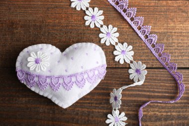 Ahşap arka plan üzerinde bir güzel dekoratif el yapımı kalp.