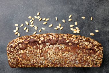 Siyah ekmek ile Ayçiçeği tohumları üzerinde siyah bir arka plan olduğunu. Üstten görünüm