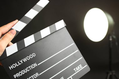 El ve flash siyah bir arka plan kesme makinesi yönetim kurulu.