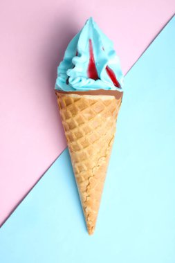 Reçel pembe ve mavi zemin üzerine mavi dondurmayla. Üstten görünüm