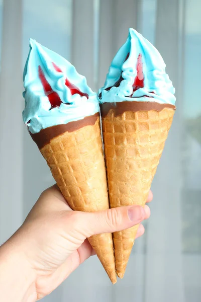 Zwei Blaue Eiscreme Mit Marmelade Der Hand Auf Fensterhintergrund — Stockfoto