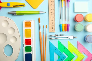 Mavi bir arka plan üzerinde farklı ileti örneği kolaj. Üstten görünüm