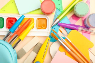 Farklı okul yalan üzerine tarafsız bir arka plan sağlar. Üstten görünüm.