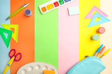 Farklı okul malzemeleri parlak bir arka plan üzerinde bir çerçeveden.