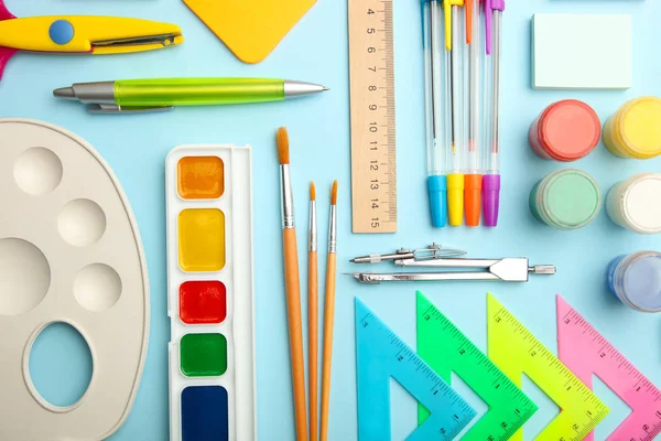 Mavi bir arka plan üzerinde farklı ileti örneği kolaj. Üstten görünüm