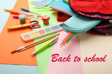 Çantanı farklı okul malzemeleri ile. Kopya alanı, yan görünüm.