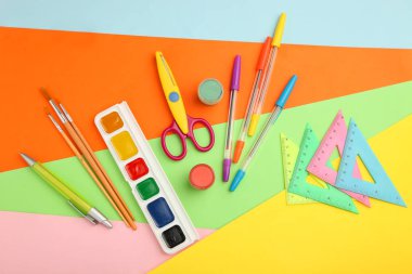 Okul parlak çok renkli arka plan üzerinde yalan sağlar. Üstten görünüm.