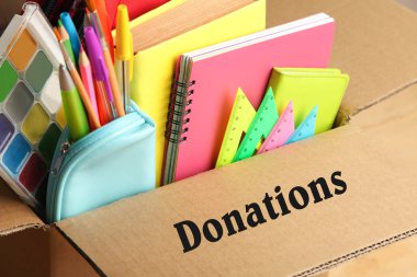 Bir karton kutu içinde farklı okul malzemeleri