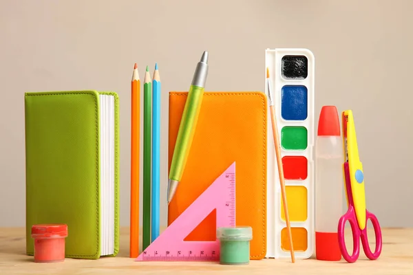 Diferentes Materiais Escolares Estão Uma Mesa Madeira Fundo Neutro — Fotografia de Stock