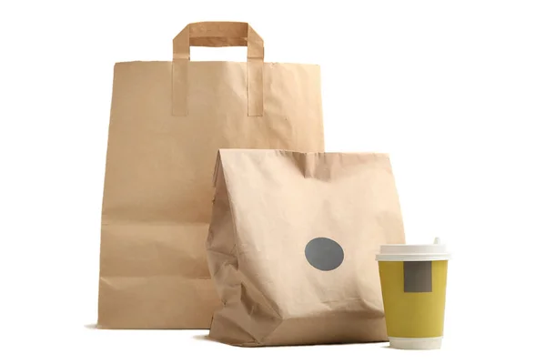 两个环保包装和一杯咖啡 在白色背景下隔离 膳食概念包装 — 图库照片