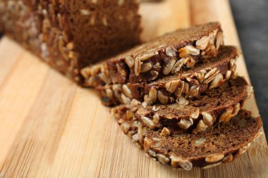 Taze ekmek tohumları ile siyah bir arka plan üzerinde yatıyor.