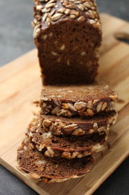 Taze ekmek tohumları ile siyah bir arka plan üzerinde yatıyor.
