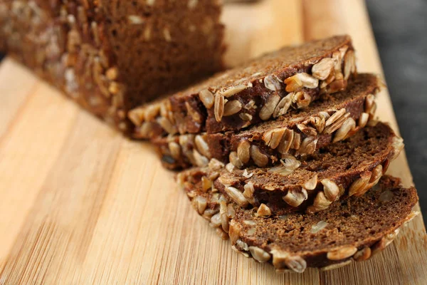 Taze ekmek tohumları ile siyah bir arka plan üzerinde yatıyor.