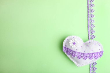 Decalative el yapımı kalp ve dantel nane arka plan üzerinde.
