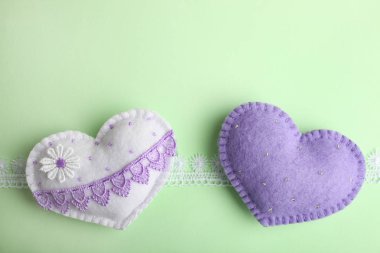 İki el yapımı kalp bir nane arka plan üzerinde yalan. Üstten görünüm, kopya sapce.