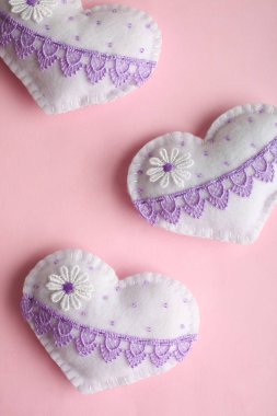 Decalative el yapımı kalp bir pastel nane arka plan üzerinde yatıyor.