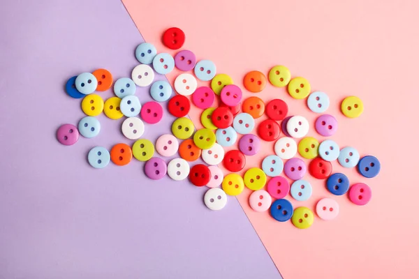 Muitos Botões Multicoloridos Fundo Roxo Rosa — Fotografia de Stock