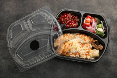 Siyah bir arka plan beslenme çantası ambalaj yemek. Üstten görünüm.