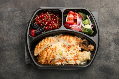 Siyah bir arka plan beslenme çantası ambalaj yemek. Üstten görünüm.
