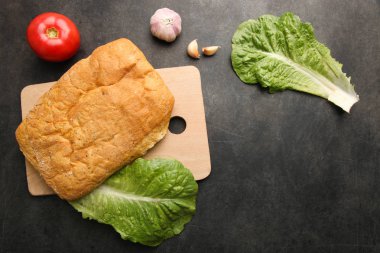 Bruschetta siyah bir zemin üzerine yemek pişirmek için malzemeler. Üstten görünüm.