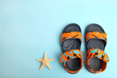 Çocuk yaz lastik sandaletler bir mavi arka plan, üstten görünüm, Tarih alanı Kopyala.