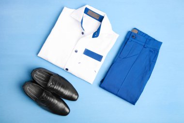 Mavi bir arka plan üzerinde bir çocuk için Tekdüzen bir okul. Üstten görünüm.