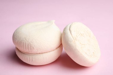 İki zephyr pastel pembe bir arka plan üzerinde beyaz. Yakın çekim.