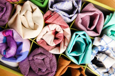 Organizatör farklı havlu, arka plan ile. Üstten görünüm.