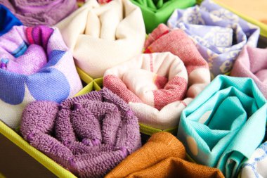 Organizatör farklı havlu, arka plan ile. Yakın çekim.