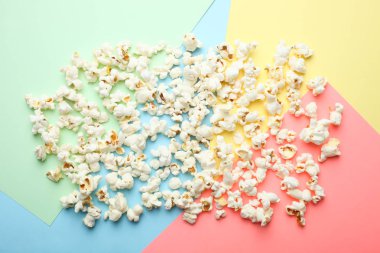 Tuzlu popcorn parlak pastel arka plan üzerinde. Üstten görünüm.