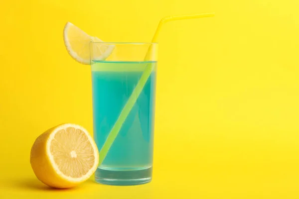 Alkoholischer Cocktail Aus Einer Blauen Lagune Mit Einer Zitronenscheibe Glas — Stockfoto