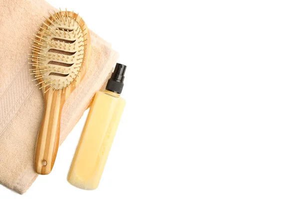 Saç Bakım Ürünleri Beyaz Arka Plan Üzerinde Izole Havlu Üzerinde — Stok fotoğraf