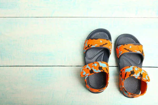 Sandálias Infantis Verão Fundo Madeira Azul Conceito Sapatos Verão — Fotografia de Stock