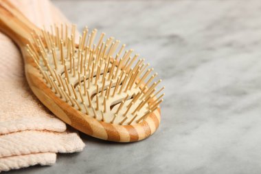 Bambu tarak ve mermer zemin üzerine havlu. Kopya alanı.