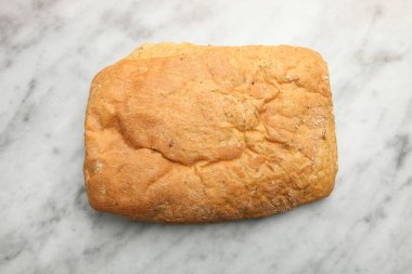 Geleneksel İtalyan ciabatta ekmeği mermer bir zemin üzerine. Üstten görünüm.