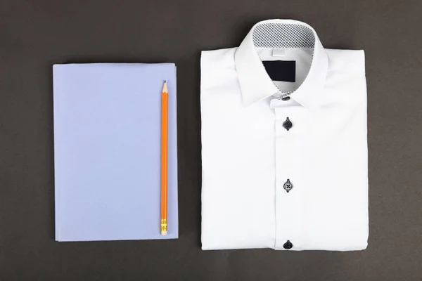 Camicia Classica Bianca Uomo Libro Sfondo Nero Concetto Uniforme Scolastica — Foto Stock