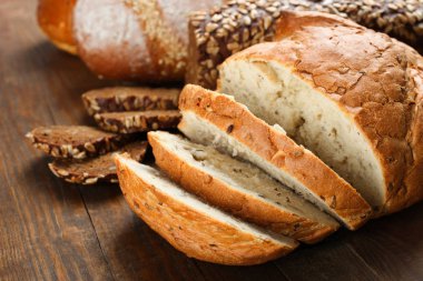 Ahşap arka plan üzerinde farklı taze ekmek kümesi. Kavram ekmek